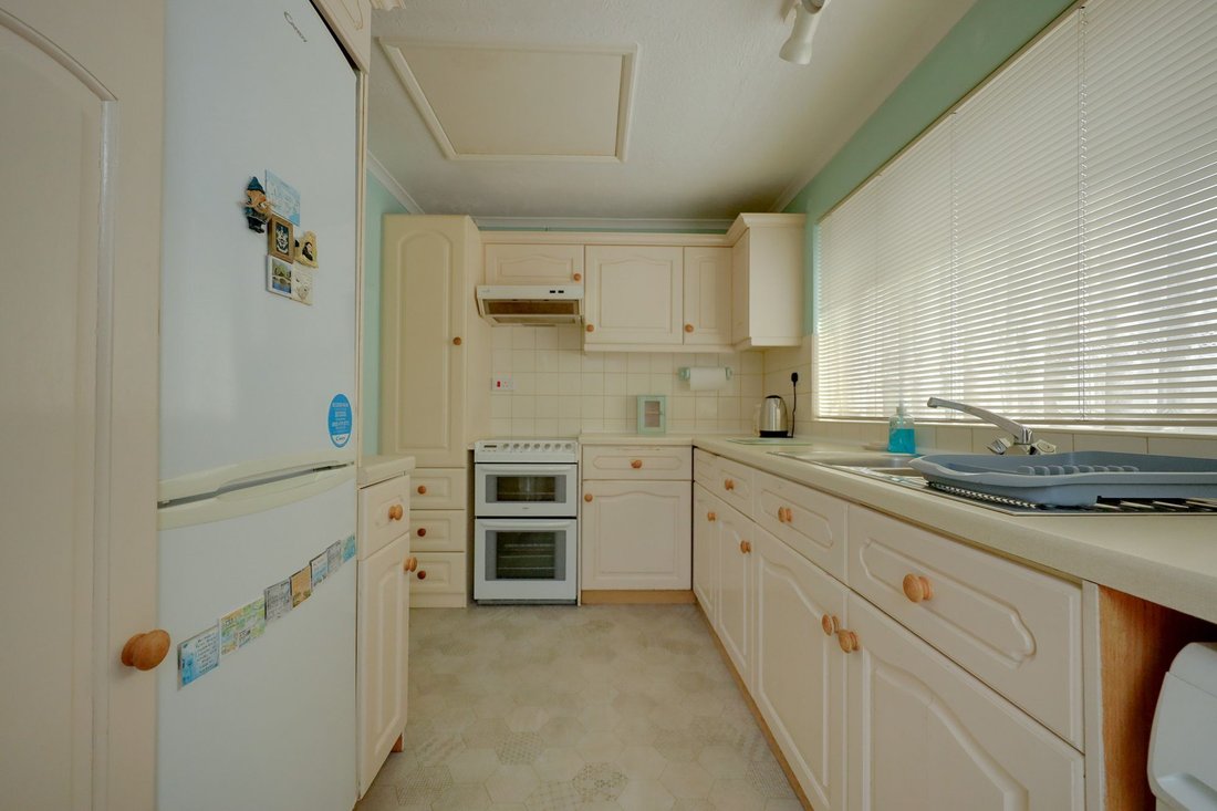 Bungalow in Burgess Hill, England 4 - 18582285