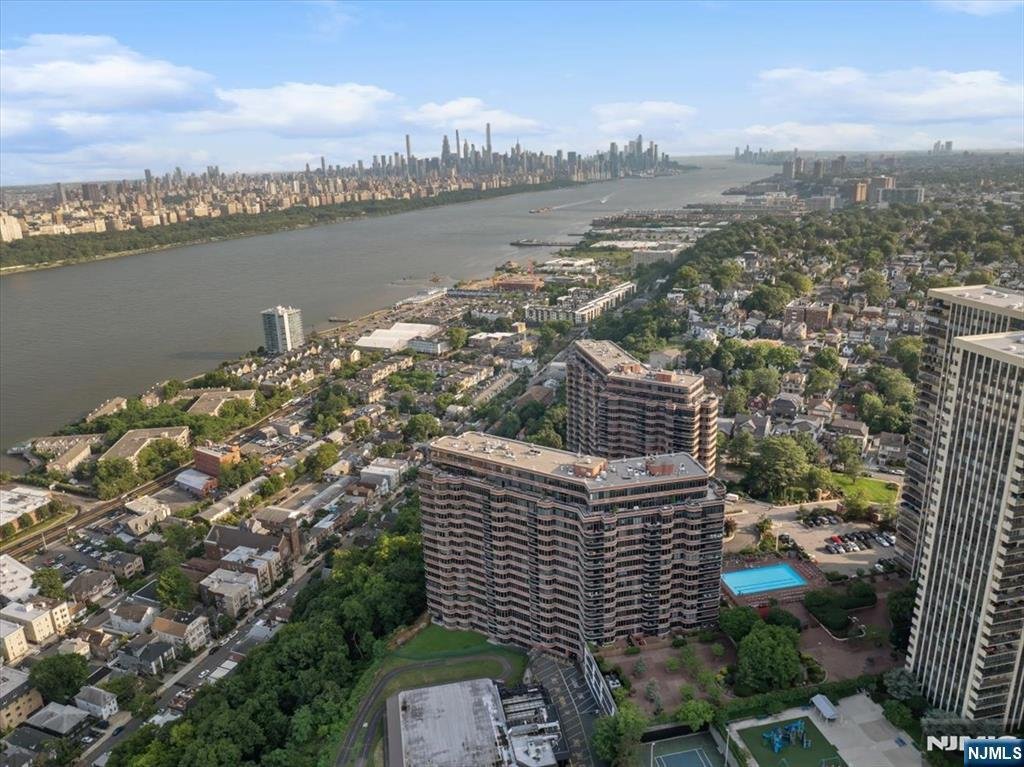 Condo in Cliffside Park, New Jersey, United States 2 - 18584733