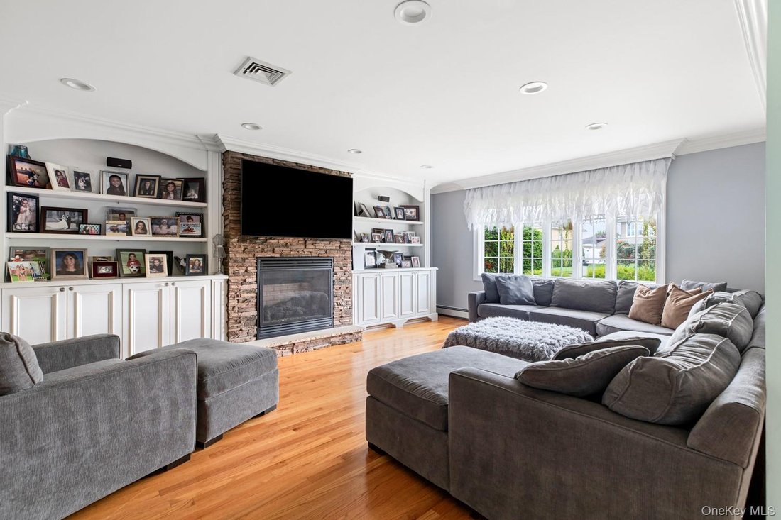 House in West Islip, New York, United States 5 - 18585188