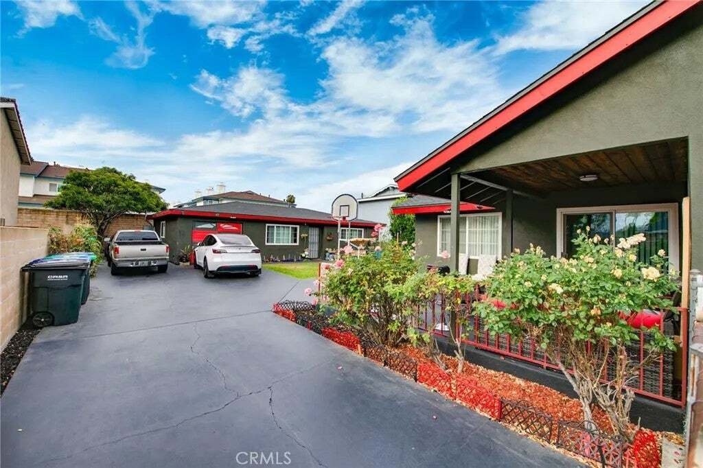 Bellflower, California, United States 4 - 18581734