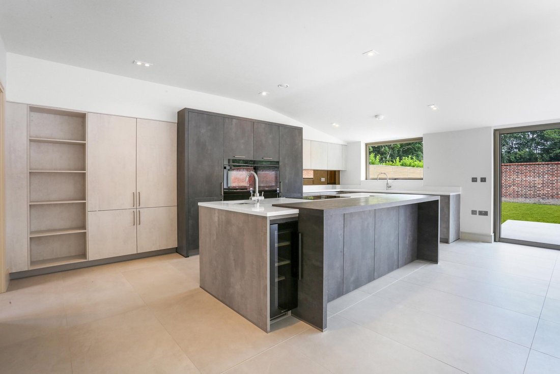 House in Sunninghill, England 1 - 17431689