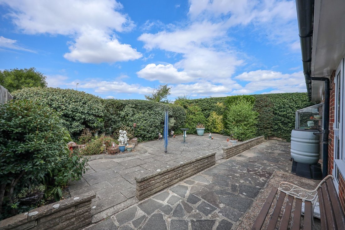Bungalow in Burgess Hill, England 2 - 18582285