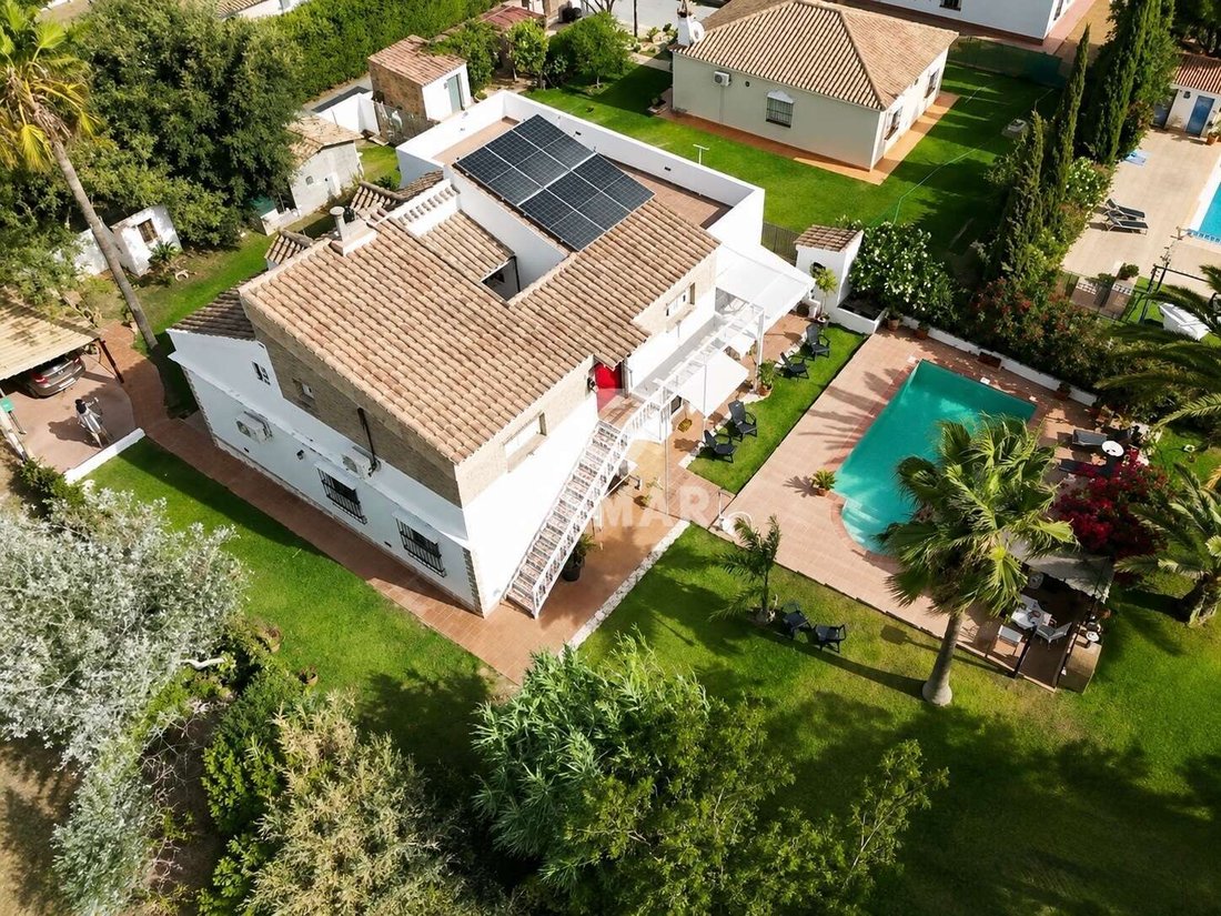 Villa in Chiclana de la Frontera, Andalusia, Spain 2 - 18581177