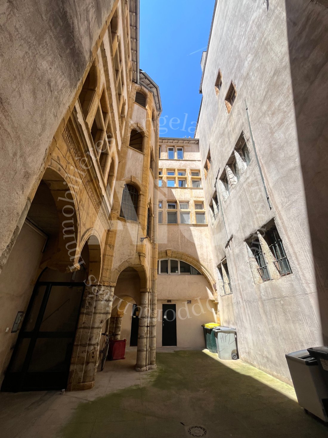 Apartment in Champvert-Point du Jour-Saint Irénée, Lyon 5e Arrondissement, Lyon 3 - 18585257