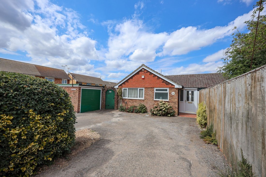 Bungalow in Burgess Hill, England 1 - 18582285