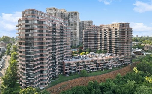 Condo in Carlstadt, New Jersey, United States 1