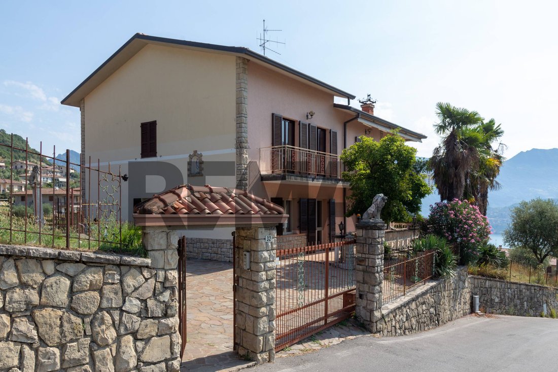 Villa in Tavernola Bergamasca, Lombardy, Italy 2 - 18585979