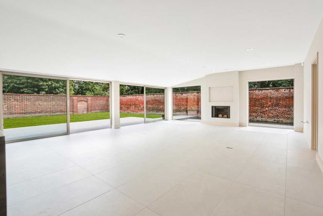 House in Sunninghill, England 4 - 17431689