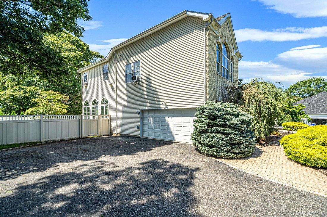 House in Lake Grove, New York, United States 4 - 18585149