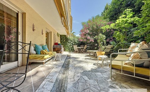 Land in Cannes, Provence-Alpes-Côte d'Azur, France 1