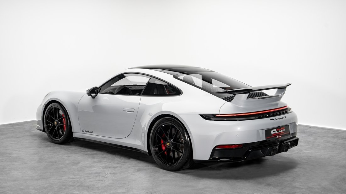 Coupe in Dubai, United Arab Emirates 2 - 18580177