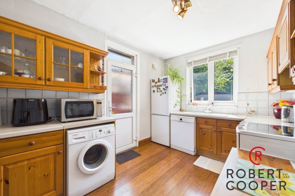 Bungalow in Rayners Lane, Harrow, England 3 - 18583200