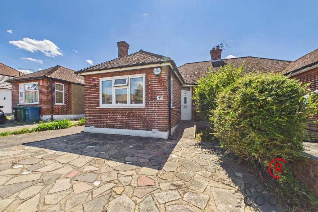 Bungalow in Rayners Lane, Harrow, England 1 - 18583200