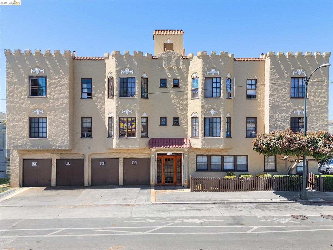 Oakland, California, United States 2 - 18584372