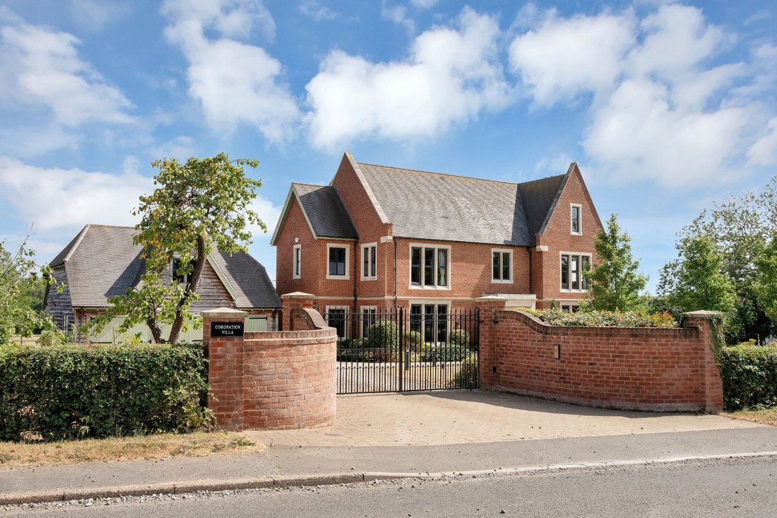 House in Netherseal, England 1 - 18580981