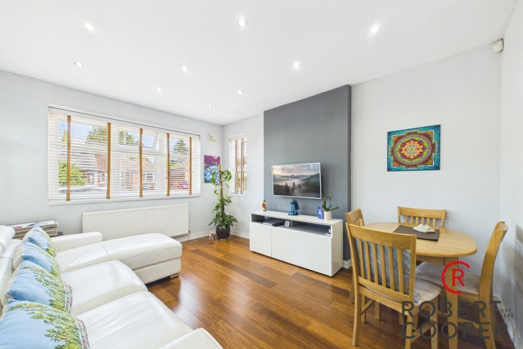 Bungalow in Rayners Lane, Harrow, England 2 - 18583200