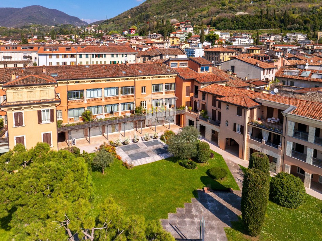 Penthouse in Salo, Lombardy, Italy 5 - 18585528