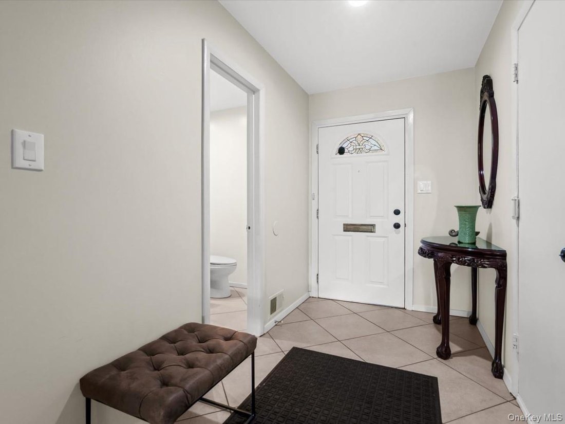 Condo in New Hyde Park, New York, United States 3 - 18581549