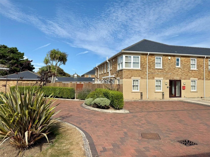 House in Milford on Sea, England 3 - 18583648