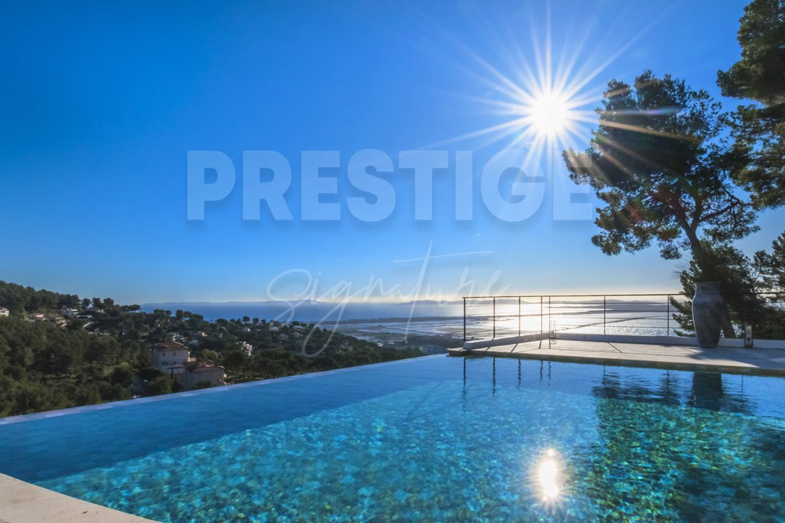 Villa in Hyeres, Provence-Alpes-Côte d'Azur, France 1 - 18584194