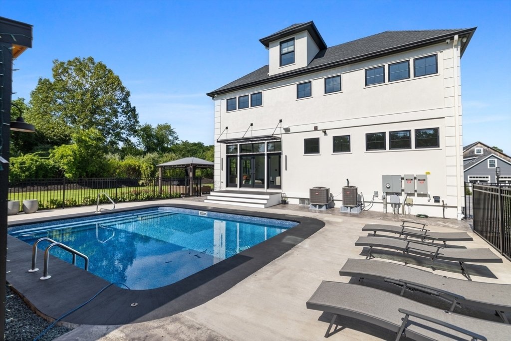 House in Danvers, Massachusetts, United States 4 - 18585147