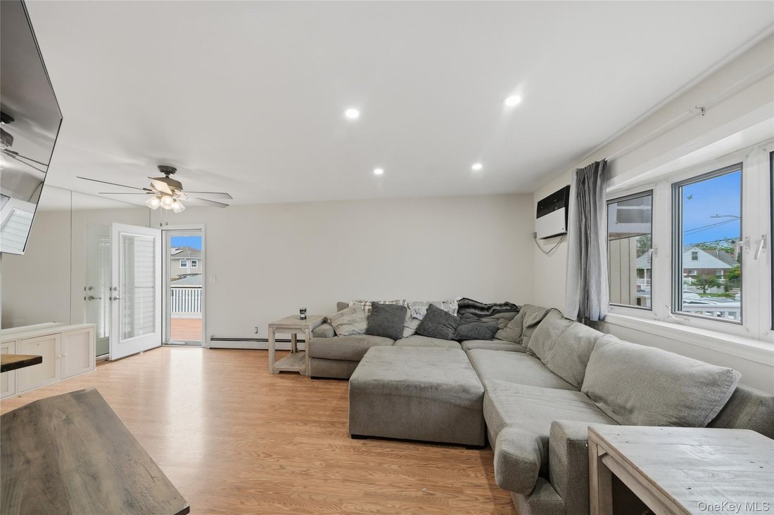 House in Lindenhurst, New York, United States 3 - 18585193