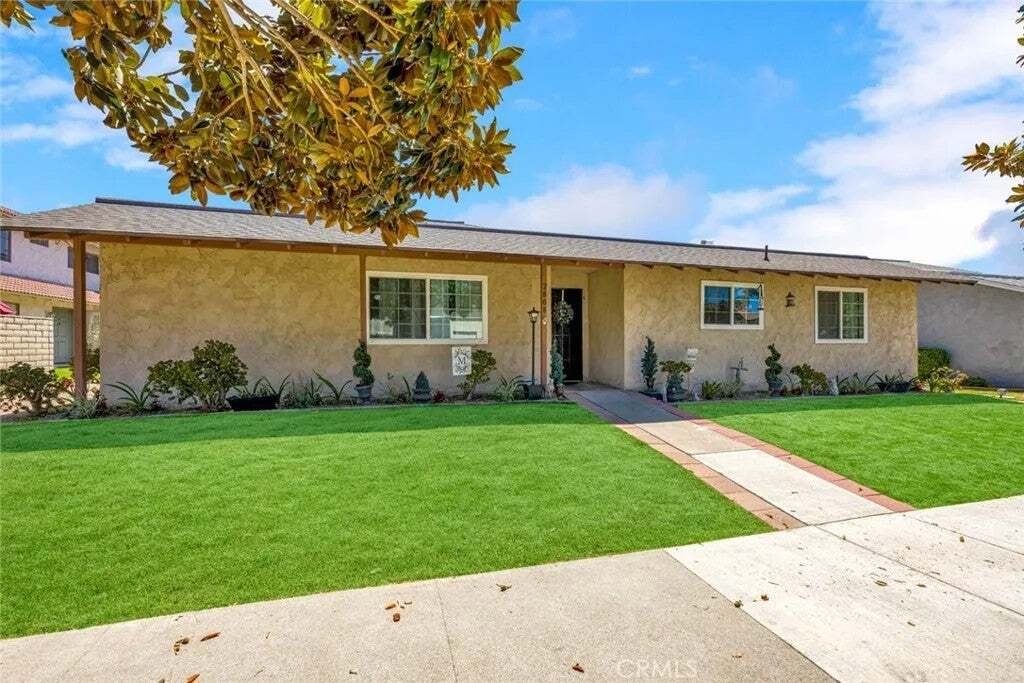 Fullerton, California, United States 2 - 18584587
