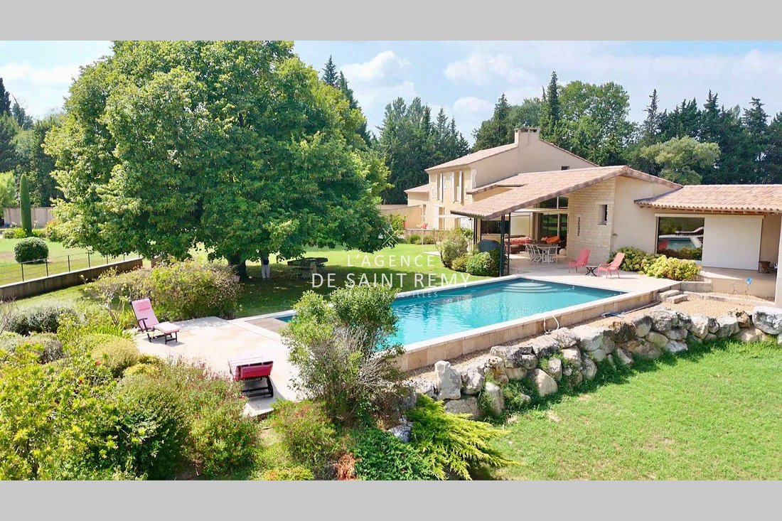 Villa in Saint-Rémy-de-Provence, Provence-Alpes-Côte d'Azur, France 1 - 18587175