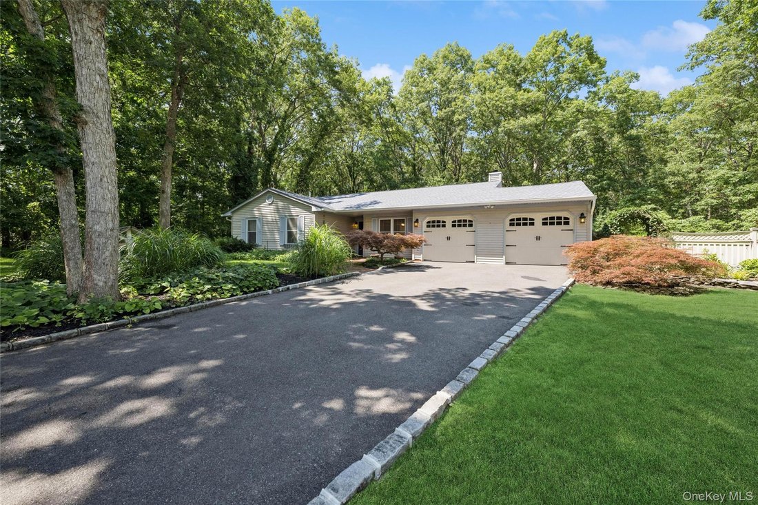 House in Coram, New York, United States 3 - 18585156