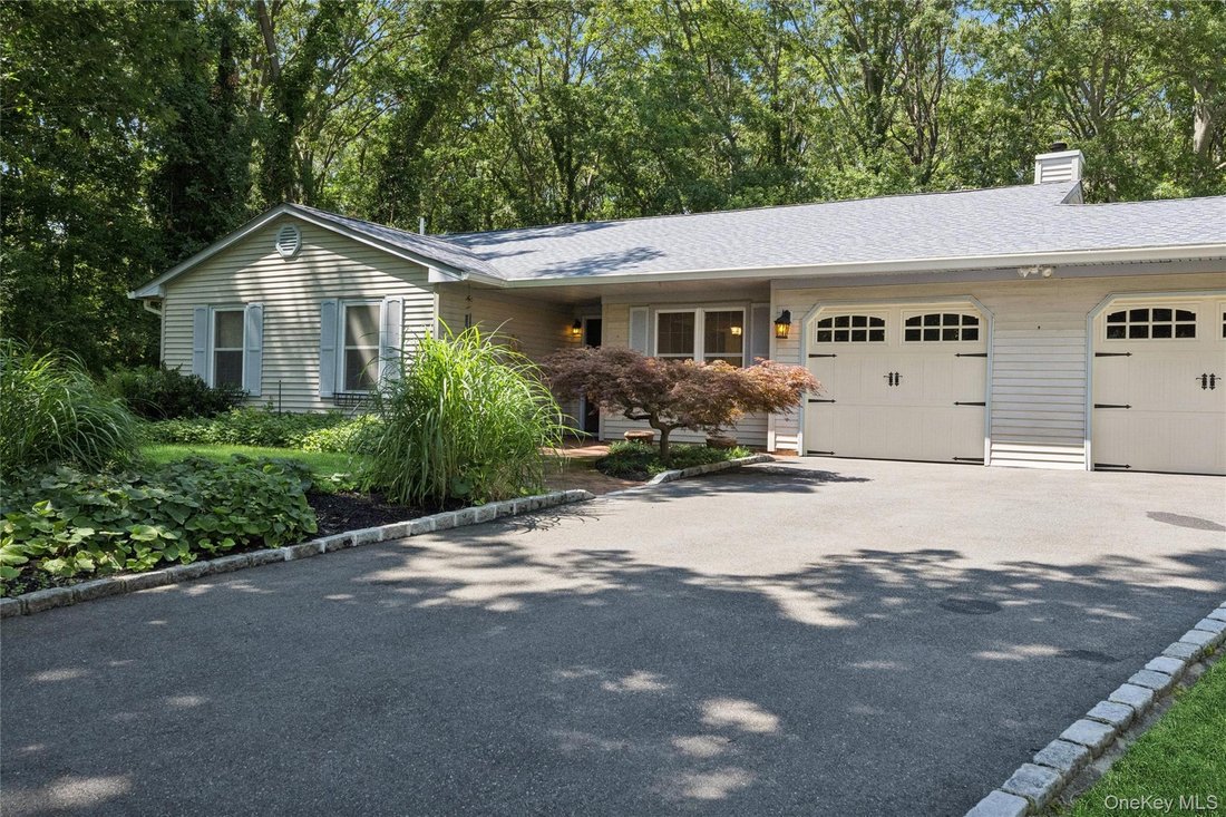 House in Coram, New York, United States 2 - 18585156