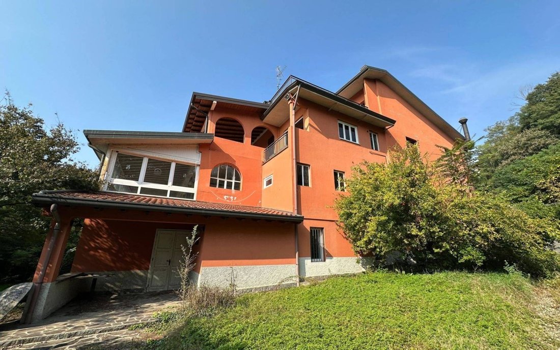 Estate in Capriate San Gervasio, Lombardy, Italy 1 - 18587382