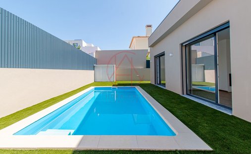 House in Azeitao (Sao Lourenco e Sao Simao), Setubal, Portugal 1