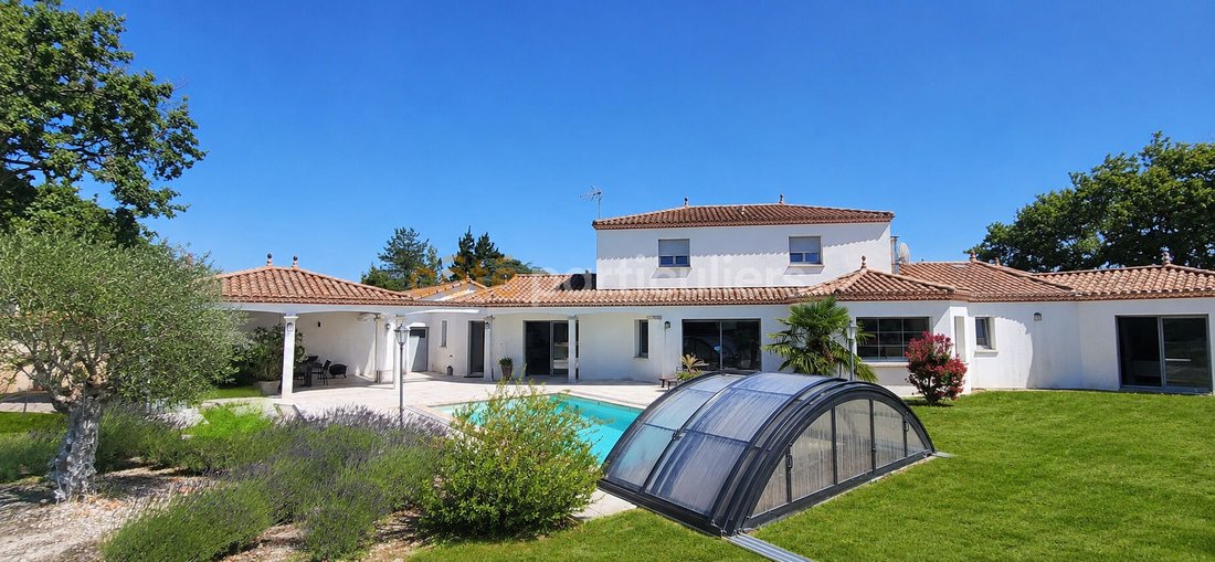Villa in La Roche-sur-Yon, Pays de la Loire, France 1 - 18587608