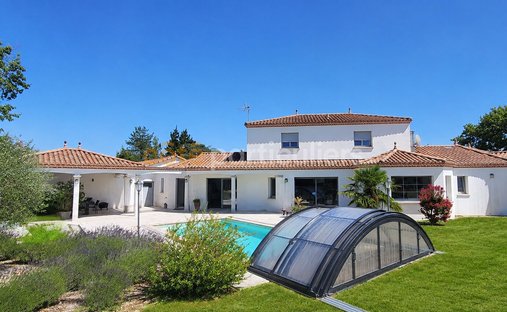Villa in La Roche-sur-Yon, Pays de la Loire, France 1