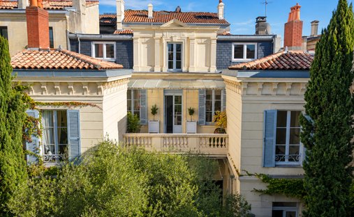 Villa in Hôtel de Ville-Quinconce-Saint Seurin-Fondaudège, Bordeaux, France 1
