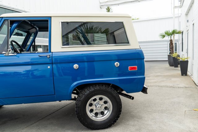 Suv in Bellevue, WA, United States 5 - 18587637