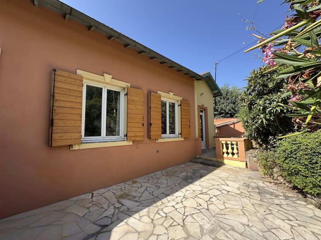 House in Le Revest-les-Eaux, Provence-Alpes-Côte d'Azur, France 1 - 18588066