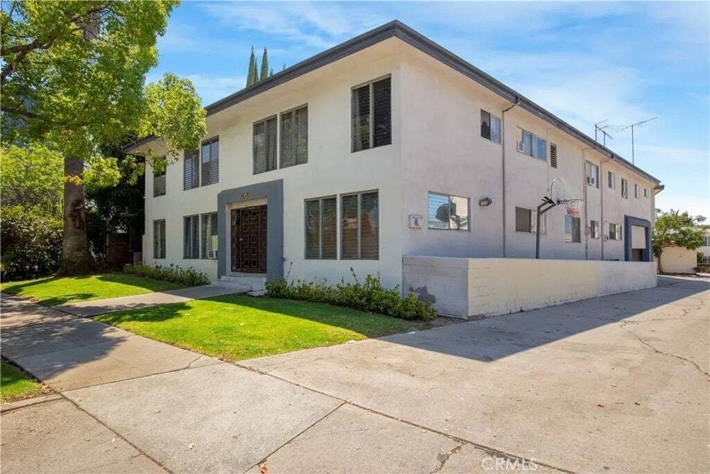 Los Angeles, California, United States 2 - 18250542
