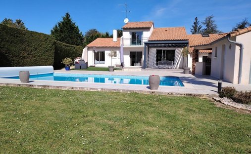 House in Auxances, Migné-Auxances, France 1