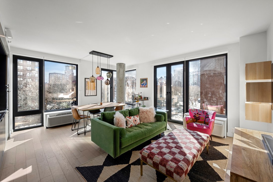 New York, New York, United States 2 - 18592911