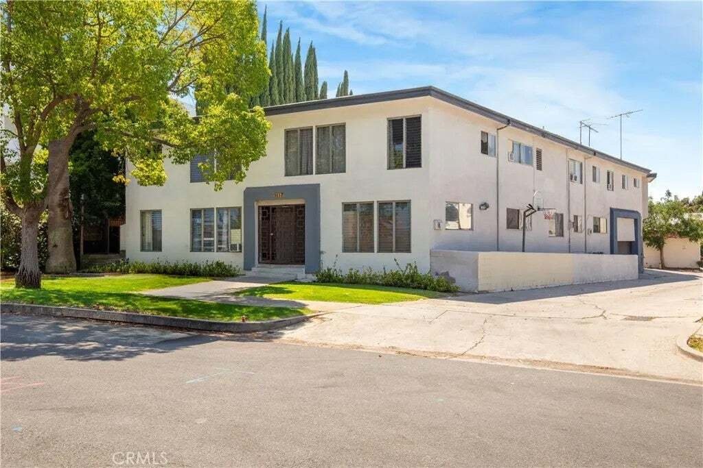 Los Angeles, California, United States 3 - 18250542