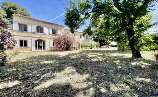 Country House in Arles, Provence-Alpes-Côte d'Azur, France 1