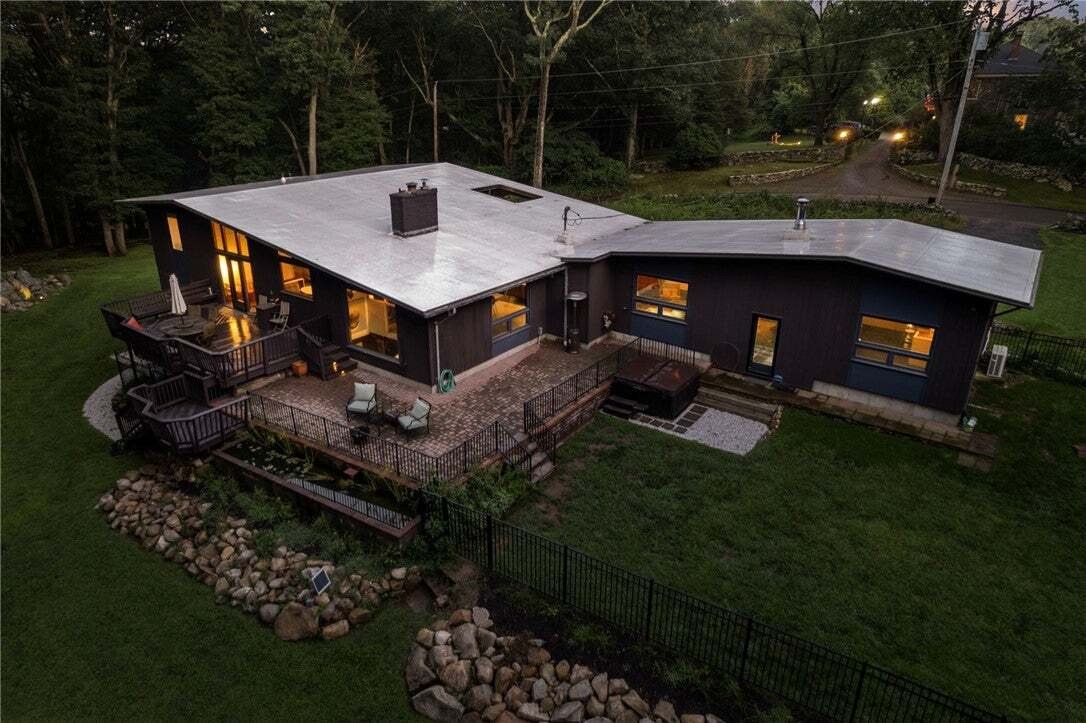 House in Warwick, Rhode Island, United States 4 - 18590975