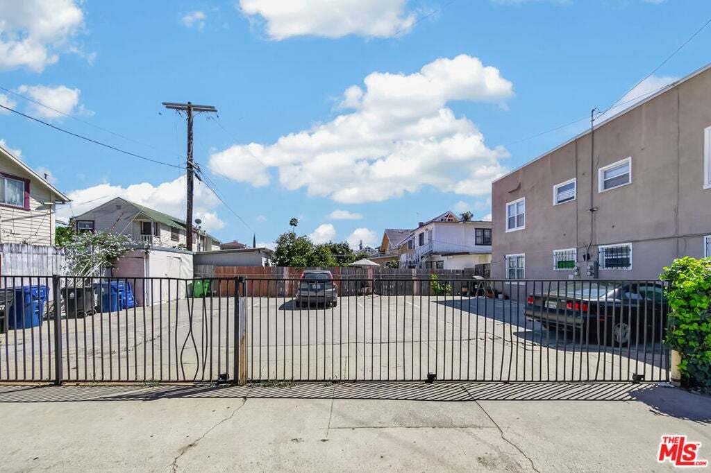 Los Angeles, California, United States 5 - 18591108