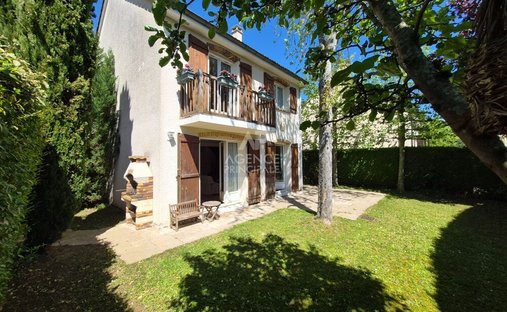 House in Forêt, Saint-Germain-en-Laye, France 1