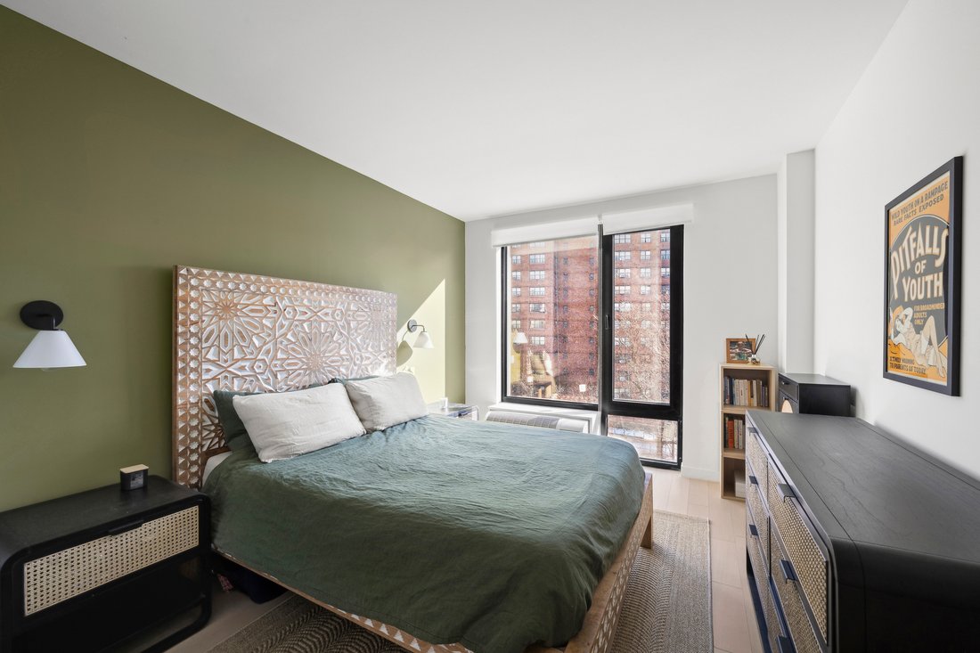 New York, New York, United States 5 - 18592911