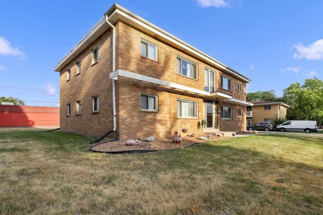 Wauwatosa, Wisconsin, United States 4 - 18589145