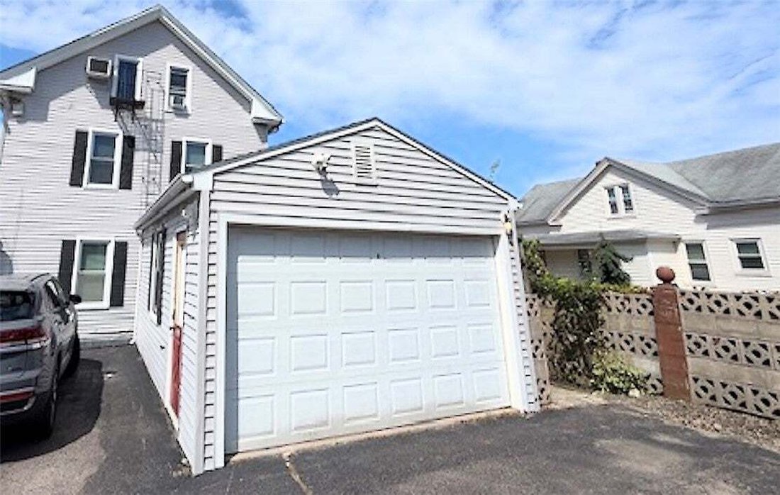 West Warwick, Rhode Island, United States 4 - 18588813
