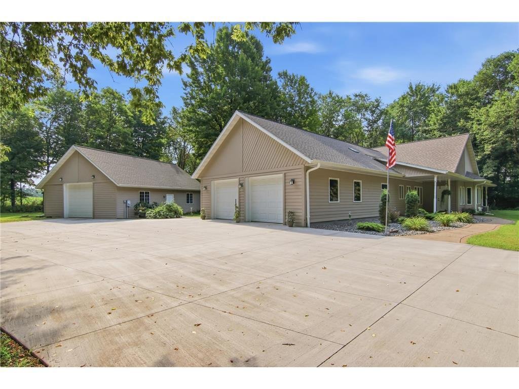 House in Bloomer, Wisconsin, United States 2 - 18591503