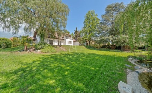 House in Grens, Vaud, Switzerland 1